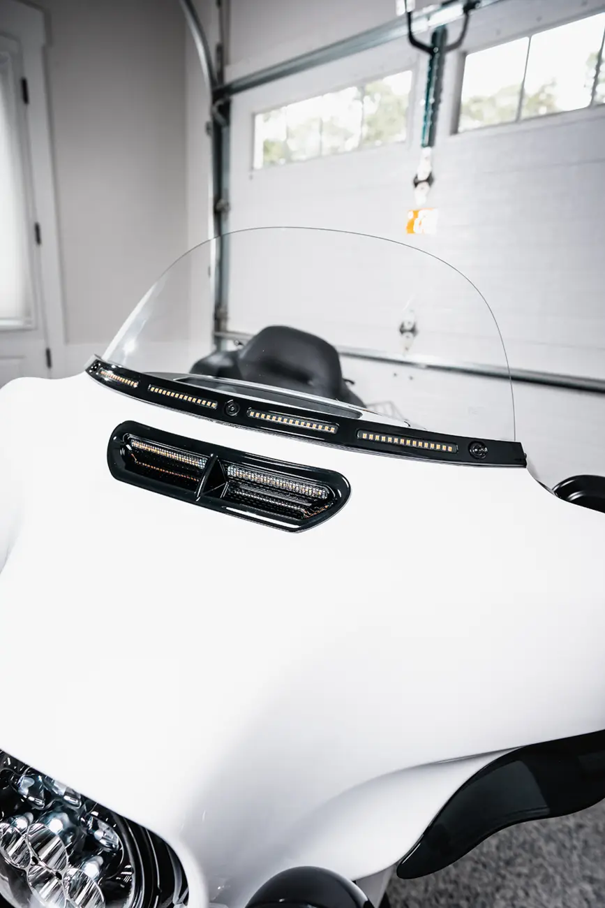 WINDSHIELD TRIM WITH AW V2 FOR '14-'23 BATWING FAIRING - BLK